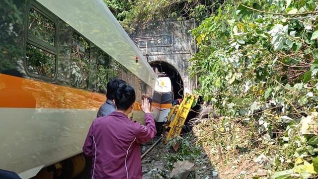 L'accident de train à Taiwan s'est produit dans un tunnel. [Keystone - EPA/Hualien Speedy News hsnews.com.tw]