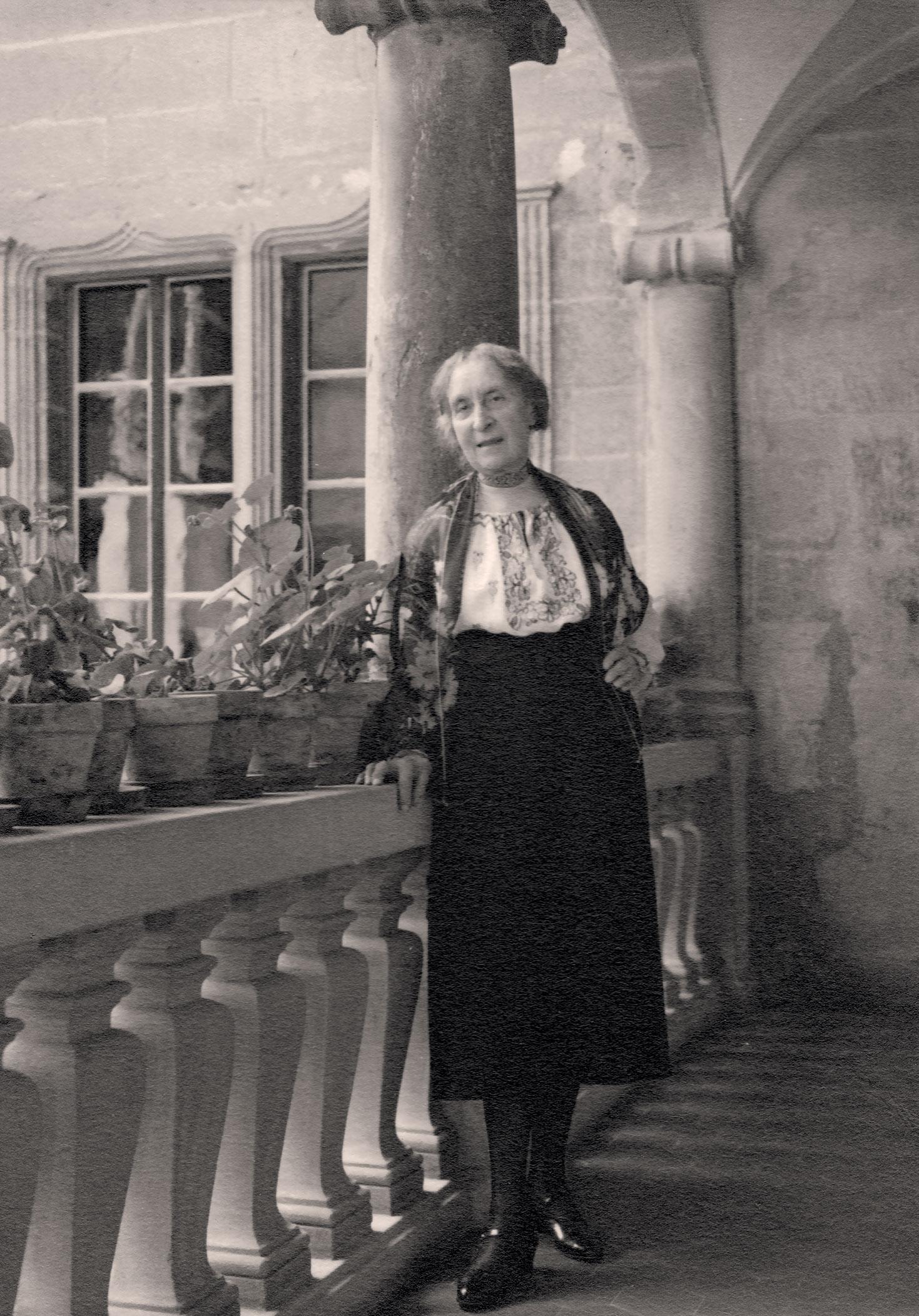 Portrait d’Emmeline Forel dans la galerie du Musée, vers 1920. [Musée Alexis Forel]