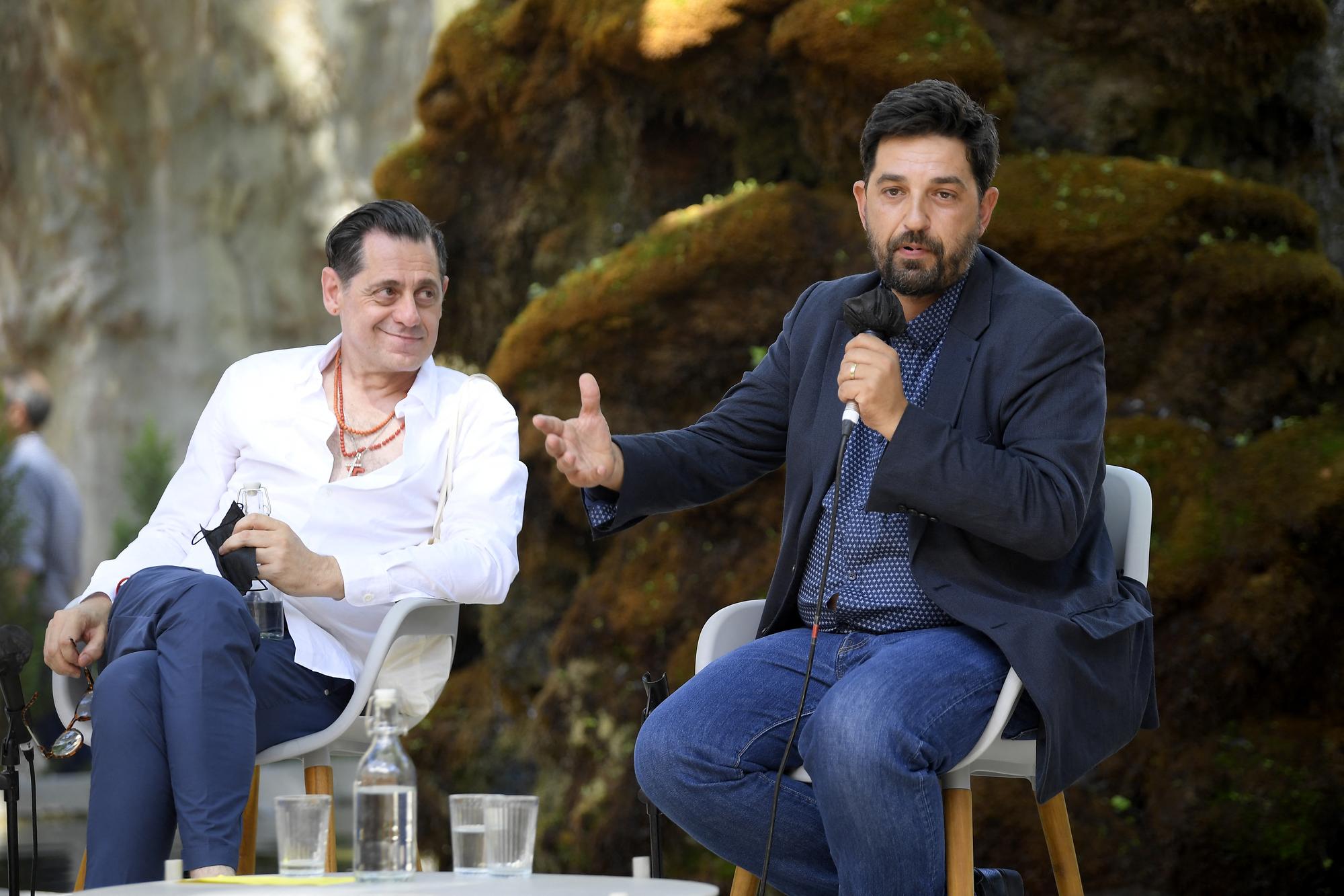 Le directeur du Festival d'Avignon, Olivier Py, et son successeur Tiago Rodrigues (à droite) le 5 juillet 2021 à Avignon. [AFP - Nicolas Tucat]