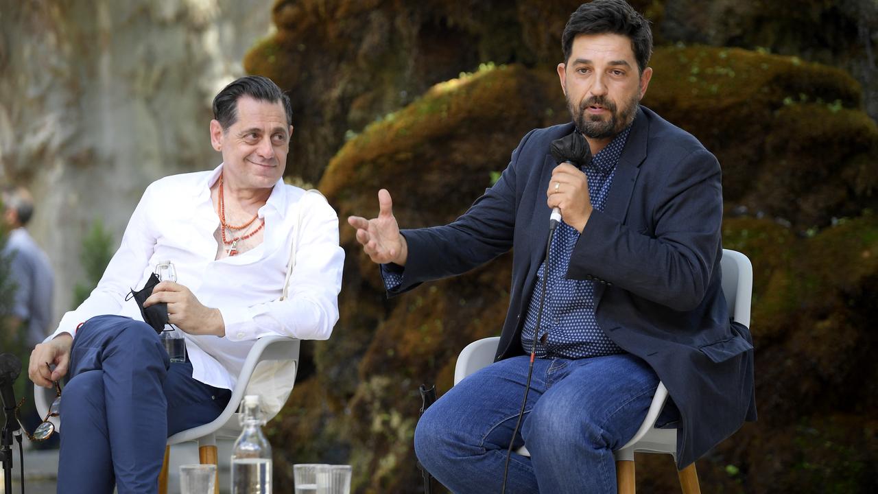 Le directeur du Festival d'Avignon, Olivier Py, et son successeur Tiago Rodrigues (à droite) le 5 juillet 2021 à Avignon. [AFP - Nicolas Tucat]