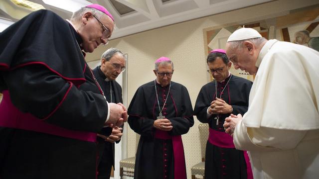 Le pape François rencontre quatre cardinaux français pour un moment de prière (de gauche à droite): Yves Le Saux, Laurent Dognin, Pierre-Yves Michel et Emmanuel Gobilliard. Rome, le 6 octobre 2021. [AFP - Vatican Media]