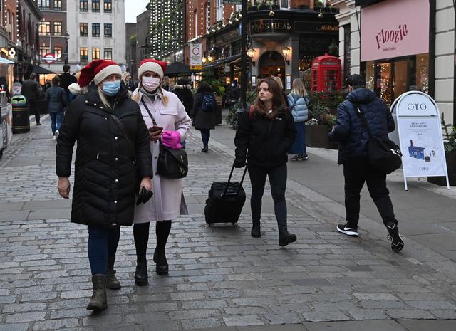 Deux femmes masquées au centre de Londres. [Keystone - EPA/Facundo Arrizabalaga]