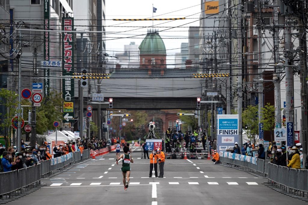 Le semi-marathon de Sapporo le 5 mai 2021: l'événement a aussi fait figure de compétition test pour les Jeux Olympiques. [AFP - Charly Triballeau]
