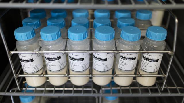 Le lait maternel contient des anticorps contre le coronavirus, selon une étude. [KEYSTONE - GAETAN BALLY]