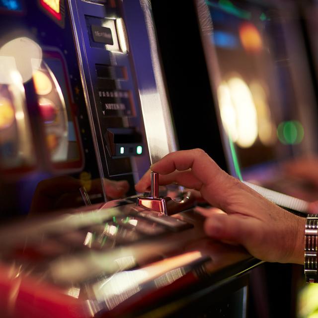 Une personne joue à une machine à sous au Swiss Casino Zuerich à Zurich, en Suisse, le 24 octobre 2015. [KEYSTONE - Gaetan Bally]