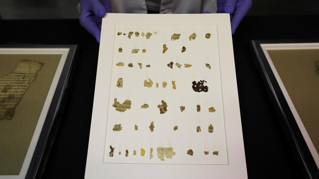 Des fragments d'un manuscrit biblique découverts dans le désert de Judée. [Reuters - Ammar Awad]