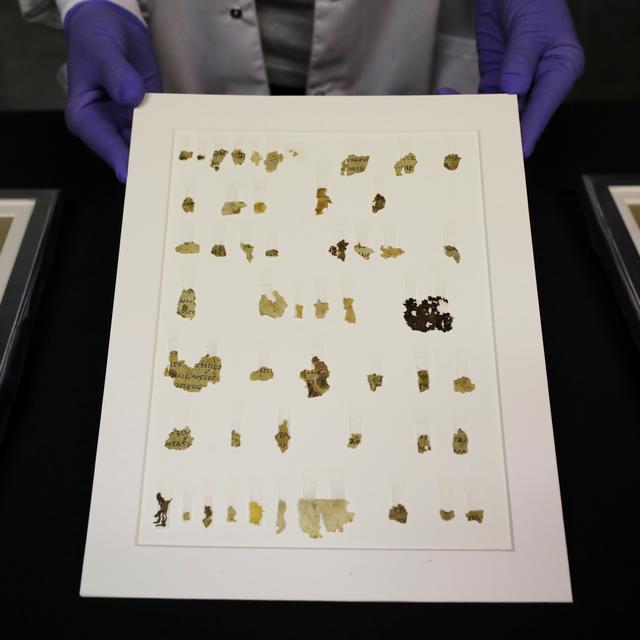 Des fragments d'un manuscrit biblique découverts dans le désert de Judée. [Reuters - Ammar Awad]