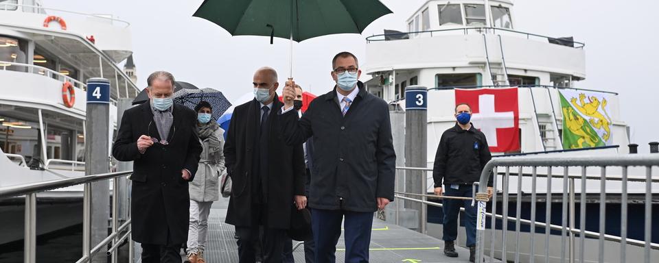 Un centre de vaccination a été installé sur un bateau dans le port de Romanshorn (TG). [Keystone - Gian Ehrenzeller]