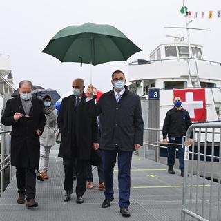 Un centre de vaccination a été installé sur un bateau dans le port de Romanshorn (TG). [Keystone - Gian Ehrenzeller]