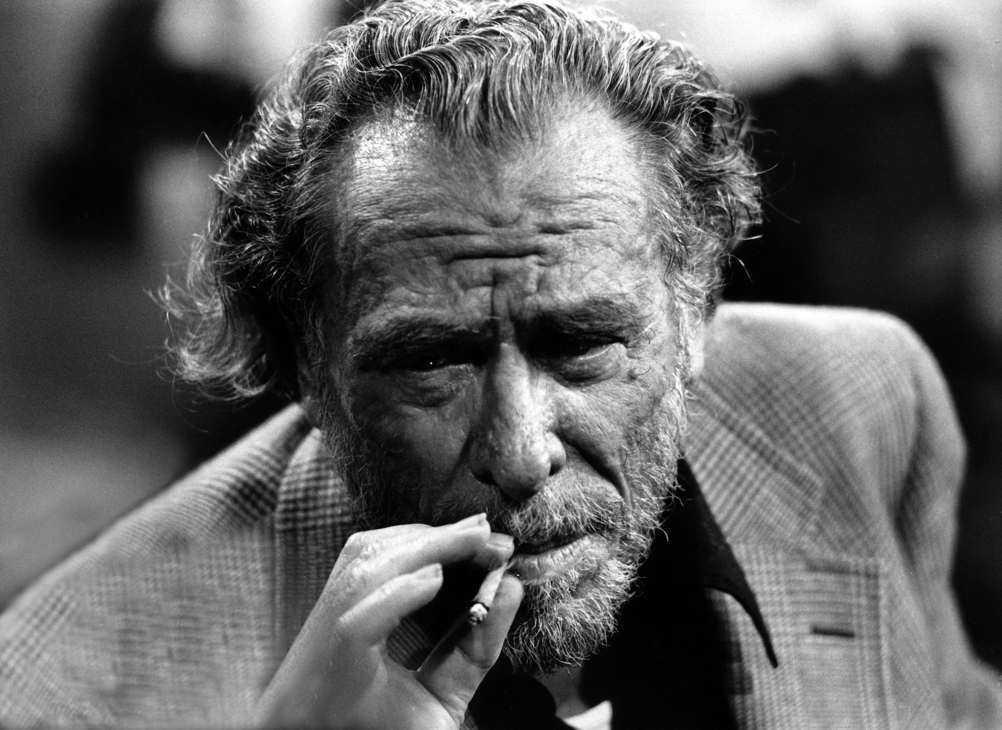 Charles Bukowski (1926-1994) sur le plateau de l'émission "Apostrophes" en 1978. [Aurimages via AFP - Ulf Andersen]