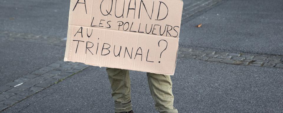 Les soutiens du militant d'Extinction Rebellion (XR) se sont rendus au Palais de justice pour protester contre les procès d'activistes du climat. [KEYSTONE - SALVATORE DI NOLFI]