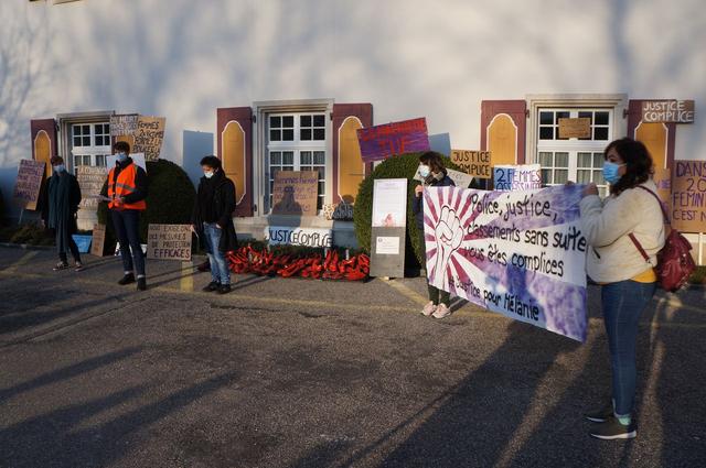 Lundi, 80 personnes étaient réunies devant le château de Porrentruy, le siège de la justice jurassienne. [RTS - Gaël Klein]