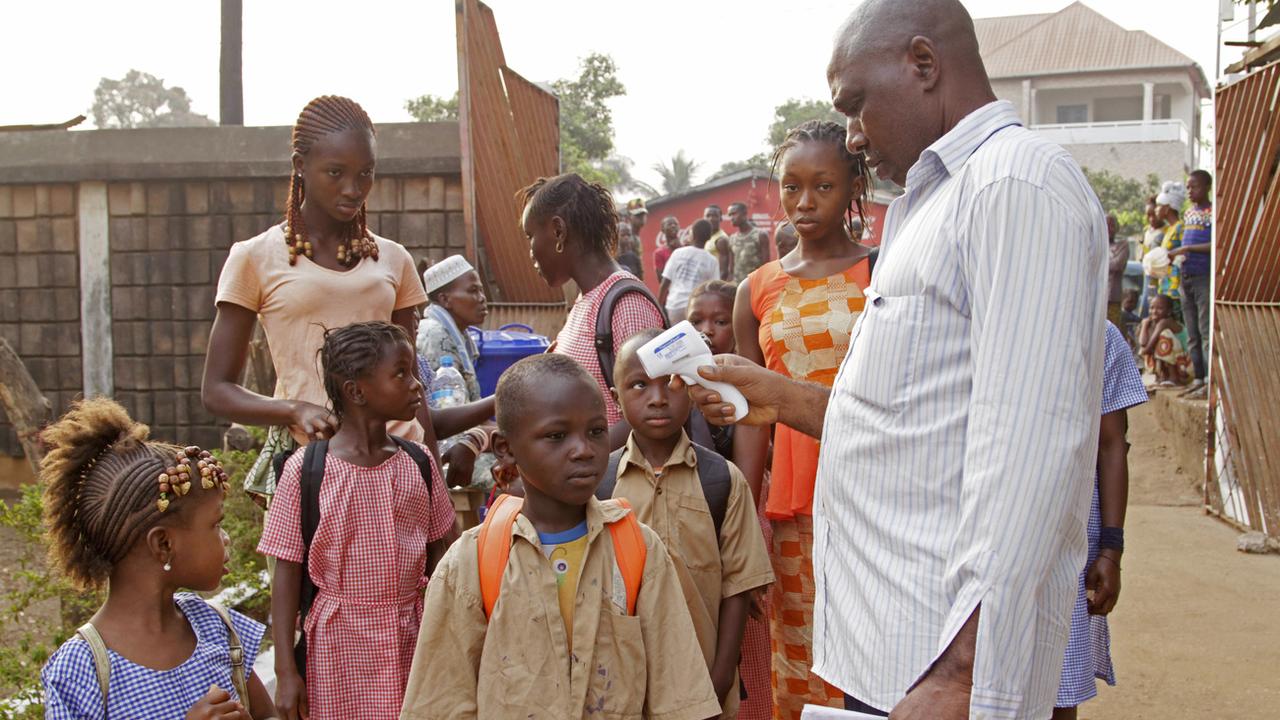 Contrôles de température en Guinée pour prévenir les cas d'Ebola (image d'archive). [Keystone/AP - Youssouf Bah]