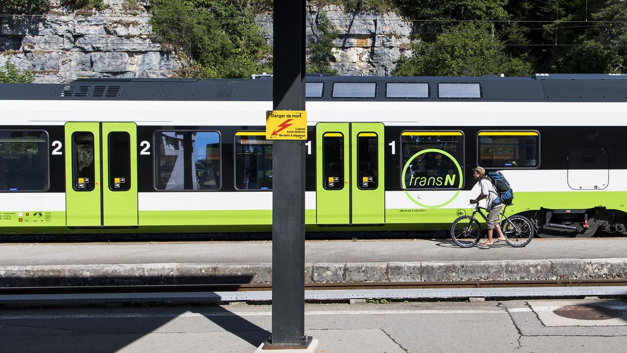 Le Conseil d'Etat neuchâtelois appelle à rejeter l'initiative cantonale pour des transports publics gratuits, déposée en février 2018. [KEYSTONE - JEAN-CHRISTOPHE BOTT]