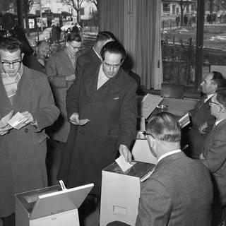 Le 1er février 1959, 67% des votants refusent l'introduction du droit de vote pour les femmes. [Keystone/Photopress-Archiv - Bischofsberger]