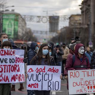 Manifestants contre le projet de Rio Tinto dans les rues de Belgrade, 18.12.2021. [Reuters - Marko Djurica]