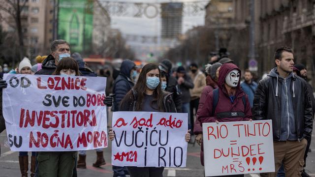 Manifestants contre le projet de Rio Tinto dans les rues de Belgrade, 18.12.2021. [Reuters - Marko Djurica]