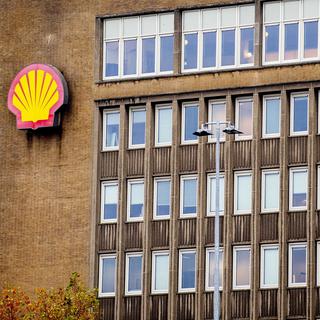 Le géant des hydrocarbures Royal Dutch Shell a fait l'effet d'une bombe lundi en annonçant qu'il voulait transférer son siège au Royaume-Uni, suscitant l'indignation aux Pays-Bas qui devraient ainsi perdre leur plus grosse entreprise. [KEYSTONE - ROBIN UTRECHT]