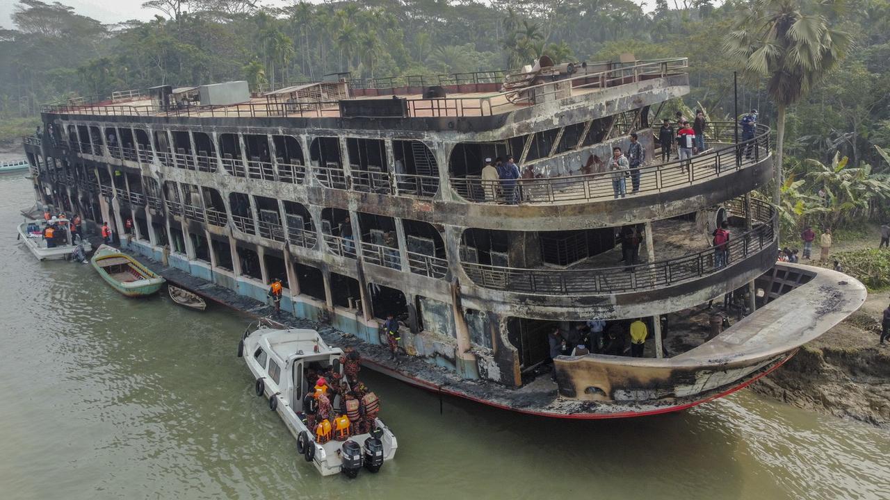 Au moins 32 personnes sont mortes vendredi dans l'incendie d'un ferry surchargé sur une rivière au Bangladesh, selon la police, une tragédie fréquente dans ce pays pauvre d'Asie du Sud. [KEYSTONE - STR]