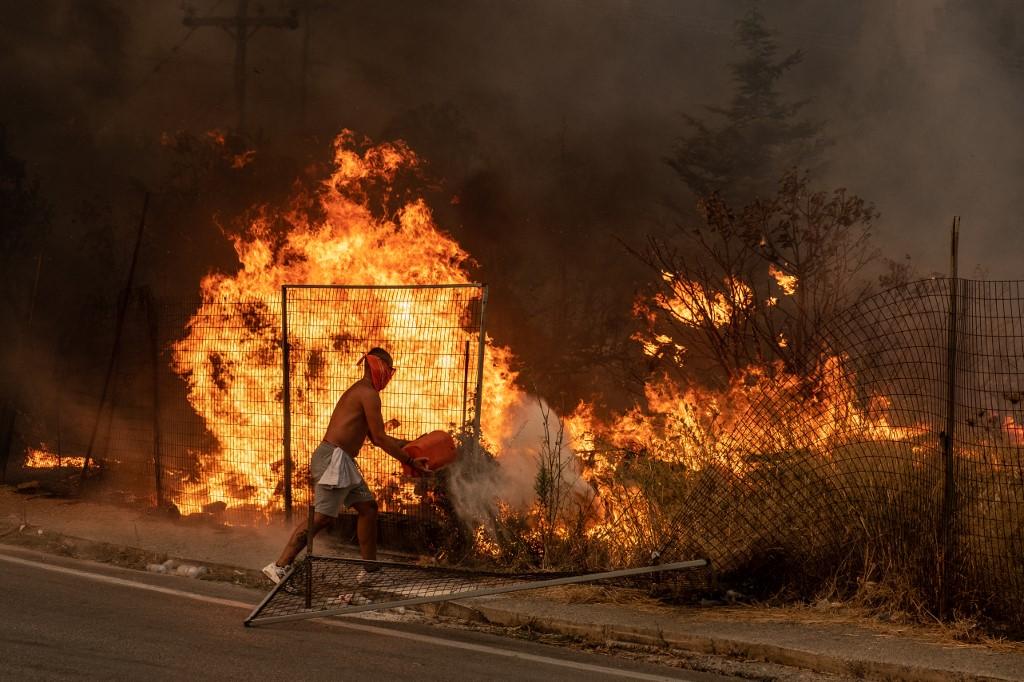 Les violents incendies font toujours rage en Grèce. [AFP - Joseph Galanakis]