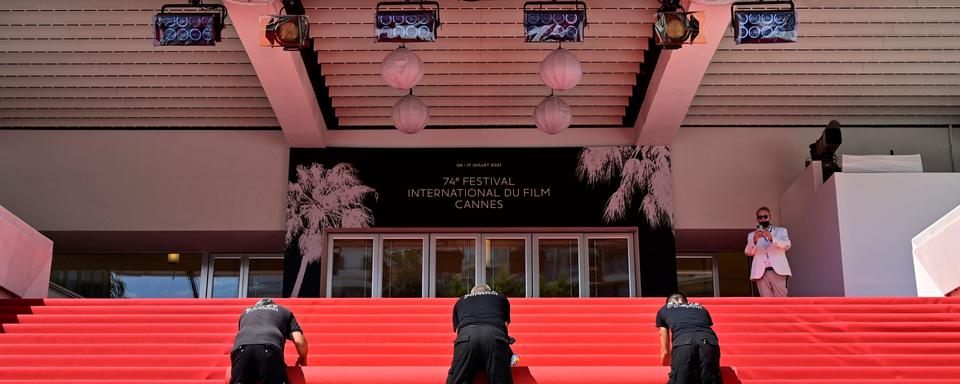 Mardi 6 juillet, les derniers préparatifs avant l'ouverture du festival de Cannes 2021. [AFP - JOHN MACDOUGALL]