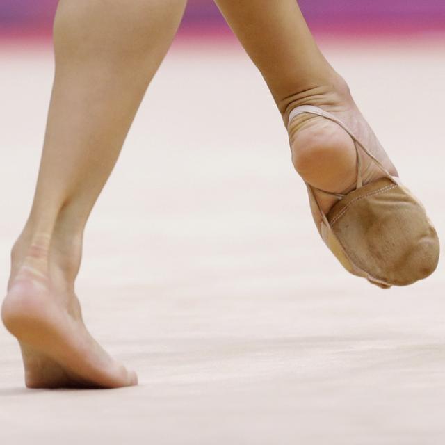 Entraînements intensifs, isolement des membres de la famille: les dérives dans la gymnastique rythmique (et plus largement le sport) peuvent survenir. C'est pourquoi une prévention est indispensable pour les jeunes athlètes. [Keystone - Julie Jacobson / AP Photo]