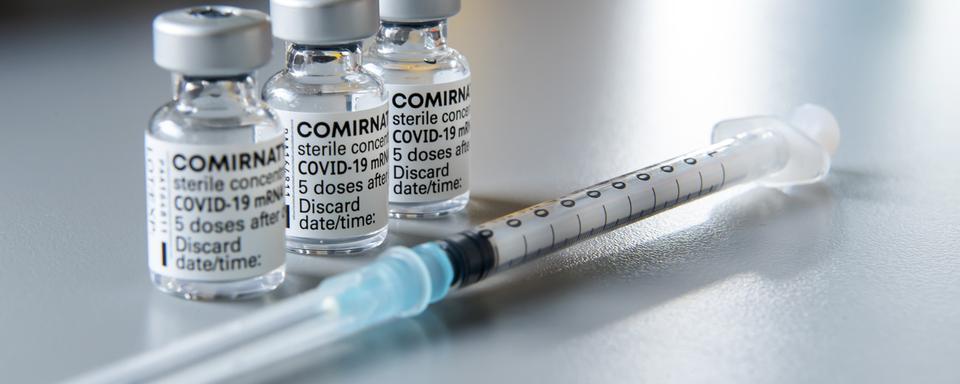 Des doses de vaccin contre le Covid-19. [Keystone - Martial Trezzini]