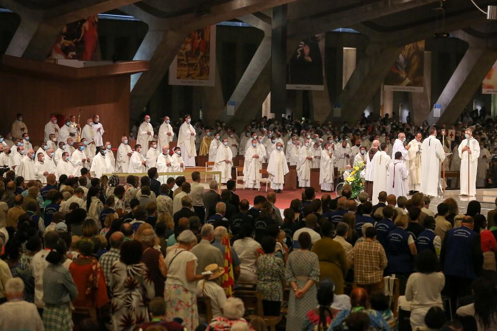 Quelque 9000 fidèles assistent à la messe de l'Assomption de Marie à la basilique Pie X de Lourdes, le 15 août 2021. [AFP - Fred Scheiber]