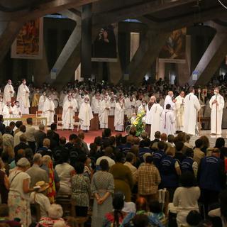 Quelque 9000 fidèles assistent à la messe de l'Assomption de Marie à la basilique Pie X de Lourdes, le 15 août 2021. [AFP - Fred Scheiber]