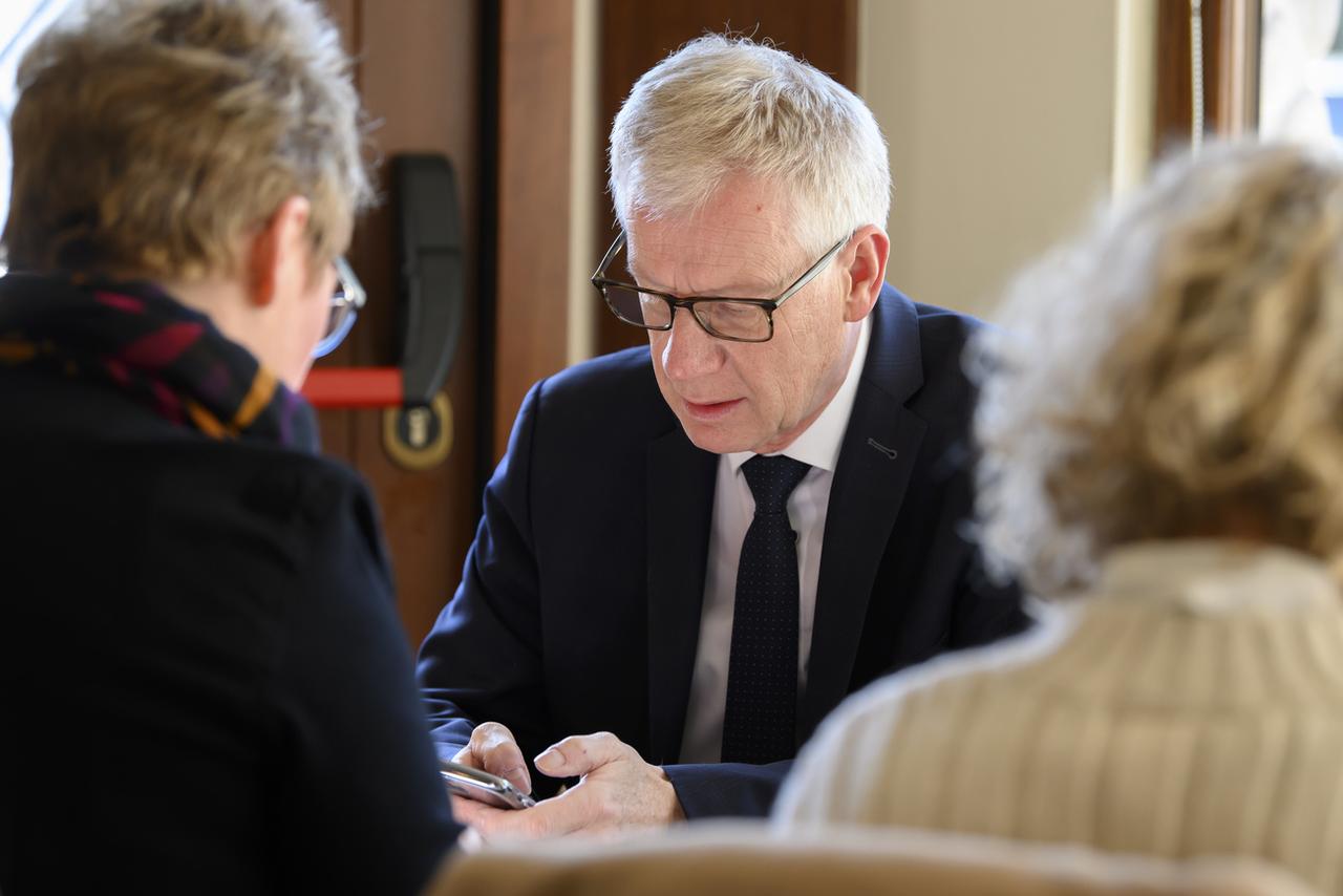 Le centriste sortant Jean-Pierre Siggen regarde avec préoccupation les résultats du jour. [Keystone - Anthony Anex]