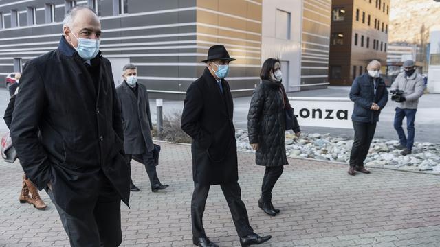 Christophe Darbelley, Alain Berset et Esther Waeber-Kalbermatten sur le site de Lonza. [Keystone - Alessandro della Valle]