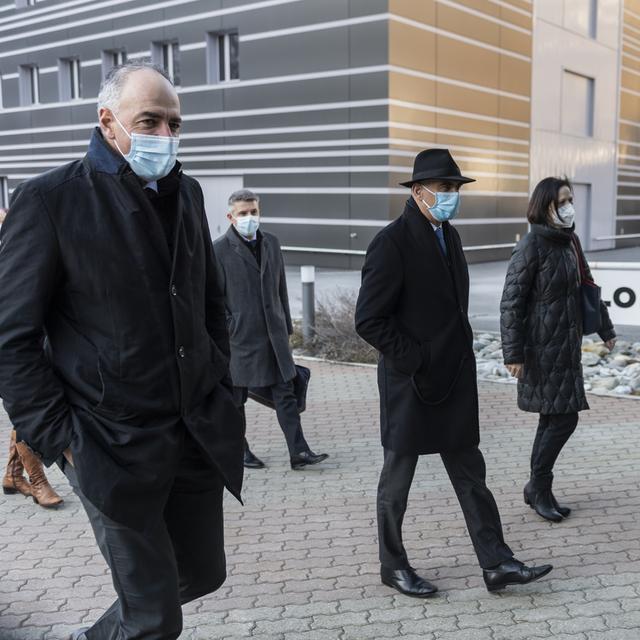 Christophe Darbelley, Alain Berset et Esther Waeber-Kalbermatten sur le site de Lonza. [Keystone - Alessandro della Valle]