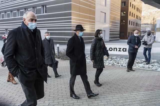 Christophe Darbelley, Alain Berset et Esther Waeber-Kalbermatten sur le site de Lonza. [Keystone - Alessandro della Valle]