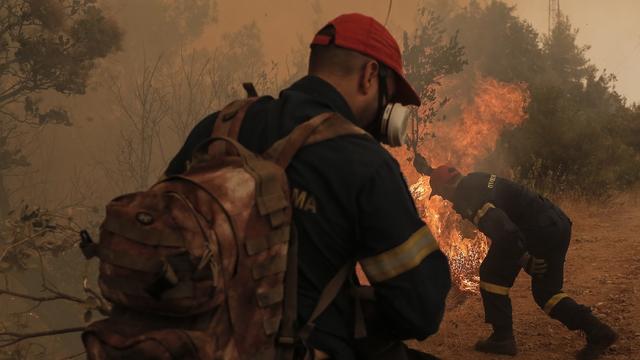 Le pompiers travaillent d'arrache-pied pour éteindre les incendies sur l'île d'Eubée. [Keystone - EPA/Kostas Tsironis]