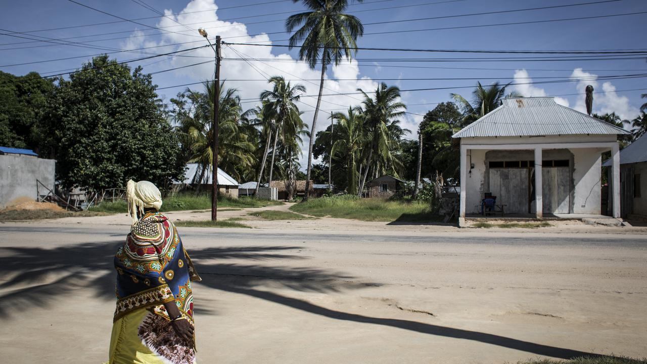 Une femme parcours les rues de la ville de Palma, ville du nord du Mozambique tombée aux mains de groupes djihadiste le samedi 27 mars 2021 (image d'illustration). [AFP - John Wessels]
