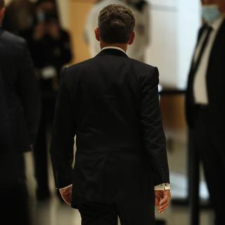 Nicolas Sarkozy à sa sortie du tribunal. [Keystone/AP Photo - Michel Euler]