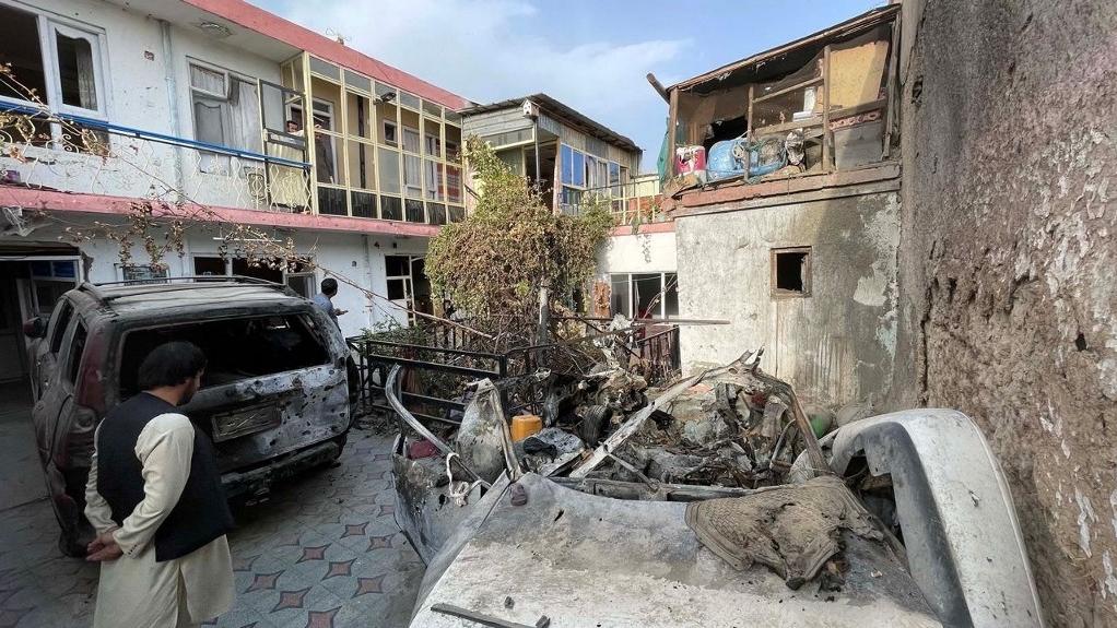 Les dégâts subis par la maison de la famille Zemari Ahmadi après une attaque de drone, un jour avant les derniers vols d'évacuation américains de Kaboul. Afghanistan, le 11 septembre 2021. [Anadolu Agency via AFP - Haroon Sabawoon]