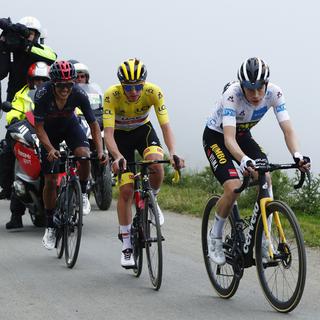 Tadej Pogacar (au centre) affirme sa domination sur ce Tour de France 2021.