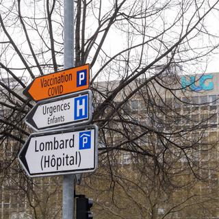Des panneaux indicateurs devant les Hôpitaux universitaires de Genève. [Keystone - Martial Trezzini]