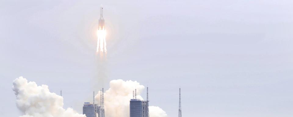 La fusée "Longue Marche 5B" au décollage; elle transporte un module pour la station spatiale chinoise. Site de Wenchang, le 29 avril 2021. [Keystone - Jin Liwang/Xinhua via AP]