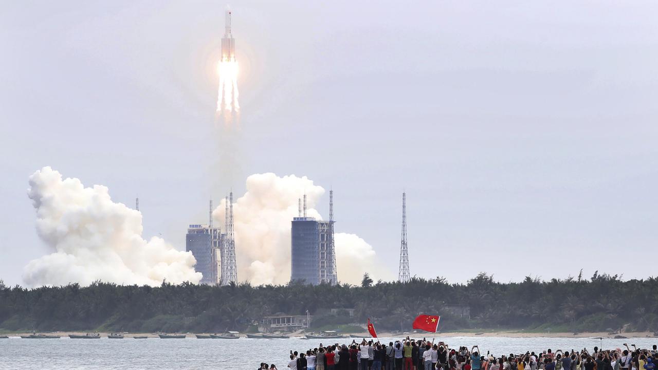 La fusée "Longue Marche 5B" au décollage; elle transporte un module pour la station spatiale chinoise. Site de Wenchang, le 29 avril 2021. [Keystone - Jin Liwang/Xinhua via AP]