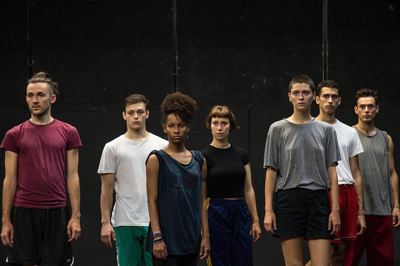 Les danseuses et danseurs de la Promotion D de la Manufacture dans "Dance Climax" de Mathilde Monnier. [La Manufacture - Aline Paley]