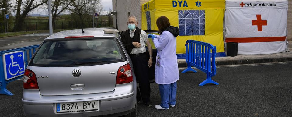 Une personne se fait vacciner à Pampelune, au nord de l'Espagne. [Keystone - Alvaro Barrientos]