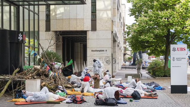 Les activistes devant le bâtiment d'UBS à Bâle le 8 juillet 2019. [Keystone - Georgios Kefalas]