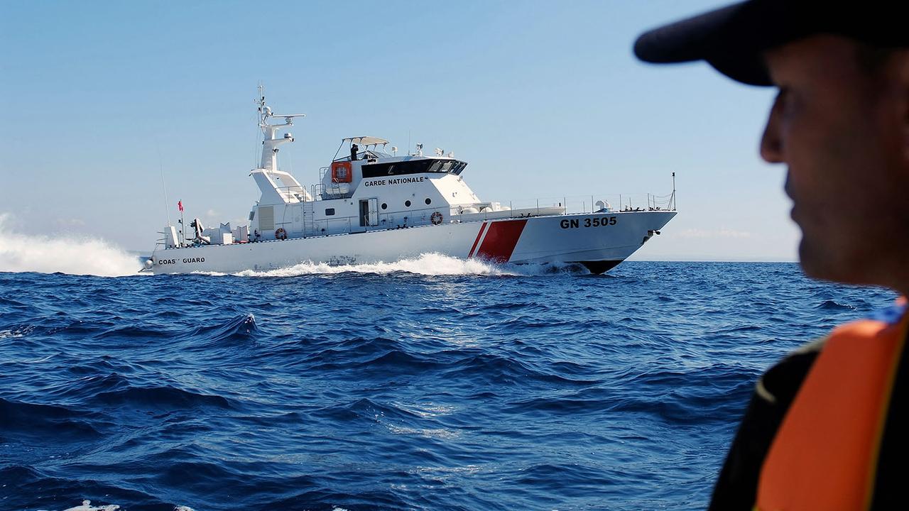 Bateau des garde-côtes tunisiens en opération (image d'illustration). [AFP - Mohamed Khalil]