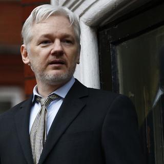 Julian Assange, ici en février 2016 sur le balcon de l'ambassade équatorienne de Londres. [reuters - Peter Nicholls]