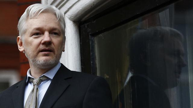 Julian Assange, ici en février 2016 sur le balcon de l'ambassade équatorienne de Londres. [reuters - Peter Nicholls]