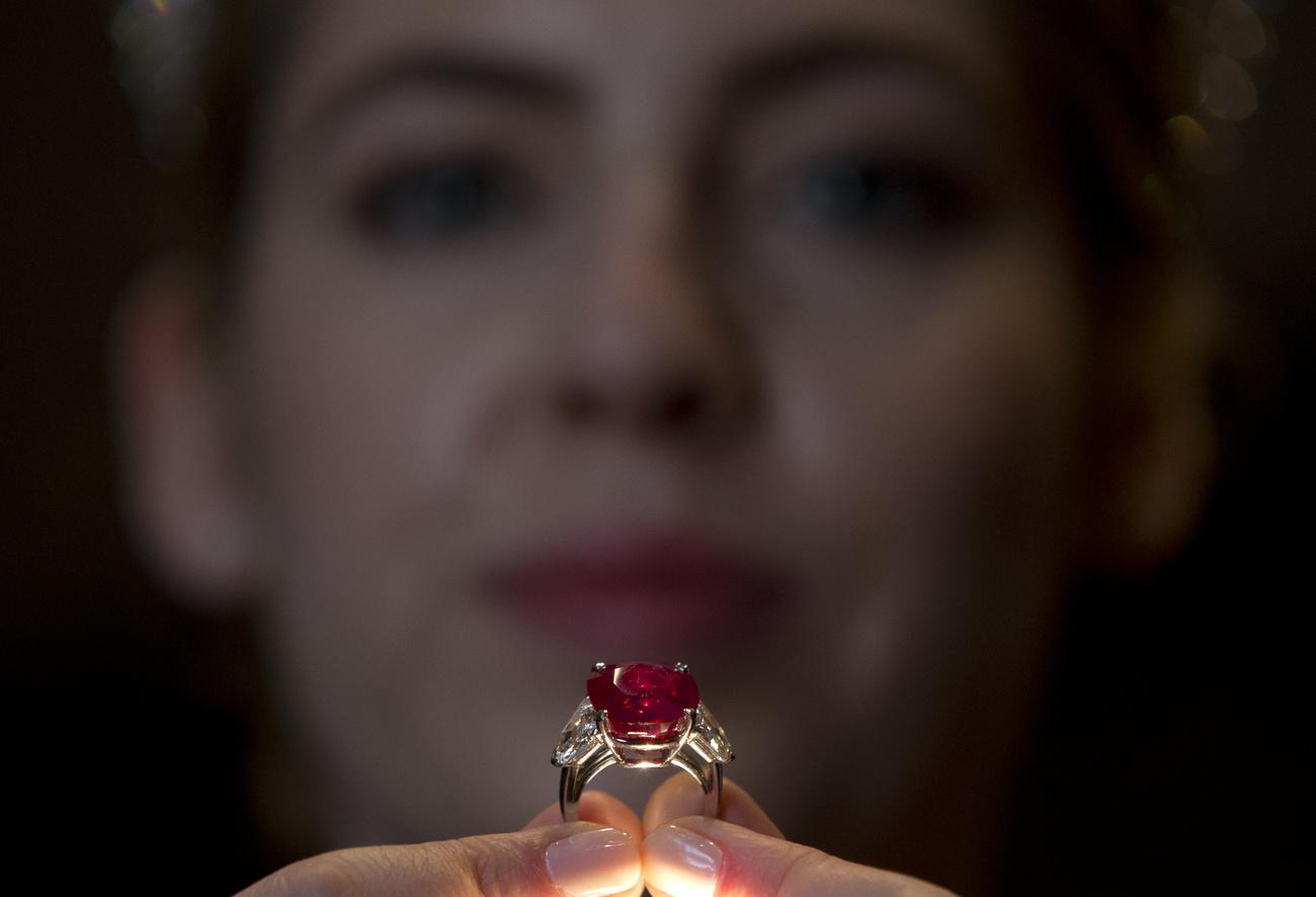 Le "Sunrise Ruby", 25,59 carats, un rubis sang de pigeon de Birmanie, estimé entre 12 et 18 millions de dollars en avril 2015. [Keystone/AP photo - Alastair Grant]