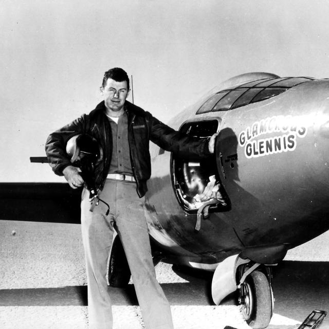 Chuck Yeager, premier aviateur à avoir franchit le mur du son, à côté de son avion Air Force Belle-built X-1. [Keystone - AP Photo/US Air Force]