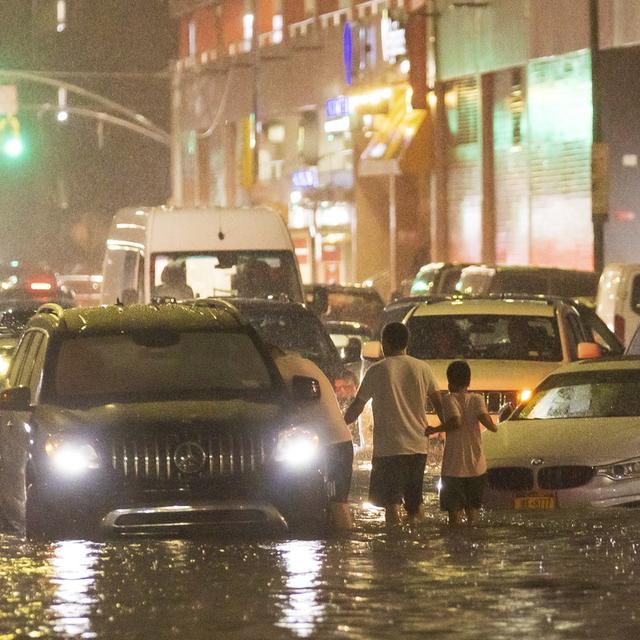 Une rue inondée à New York après les pluies torrentielles de l'ouragan Ida, le 1er septembre 2021. [EPA/Keystone - Justin Lane]